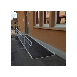 Rampe bâtiment modulable pour PMR - Fibre de verre, antidérapante, personnalisable et résistante 300 kg