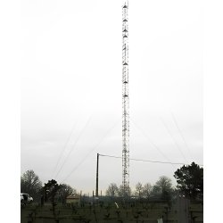 Pylône électrique haubané