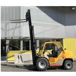 Chariot élévateur 2,5 T - mât TRIPLEX - tout-terrain compact - location disponible - transport et manutention industrielle