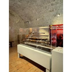 Vitrine en plexiglas pour armes