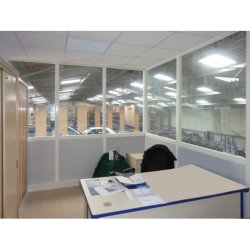 Cloison modulaire pour la réalisation de bureaux ou d'espaces clos
