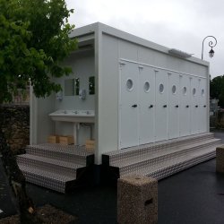 Bloc sanitaire modulaire 14 WC avec lave-mains extérieur - Location - Sebach