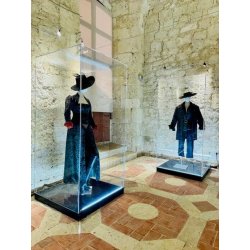 Vitrine en plexiglas pour costume