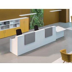 Banque d'accueil avec 2 postes et un accès PMR bois blanc