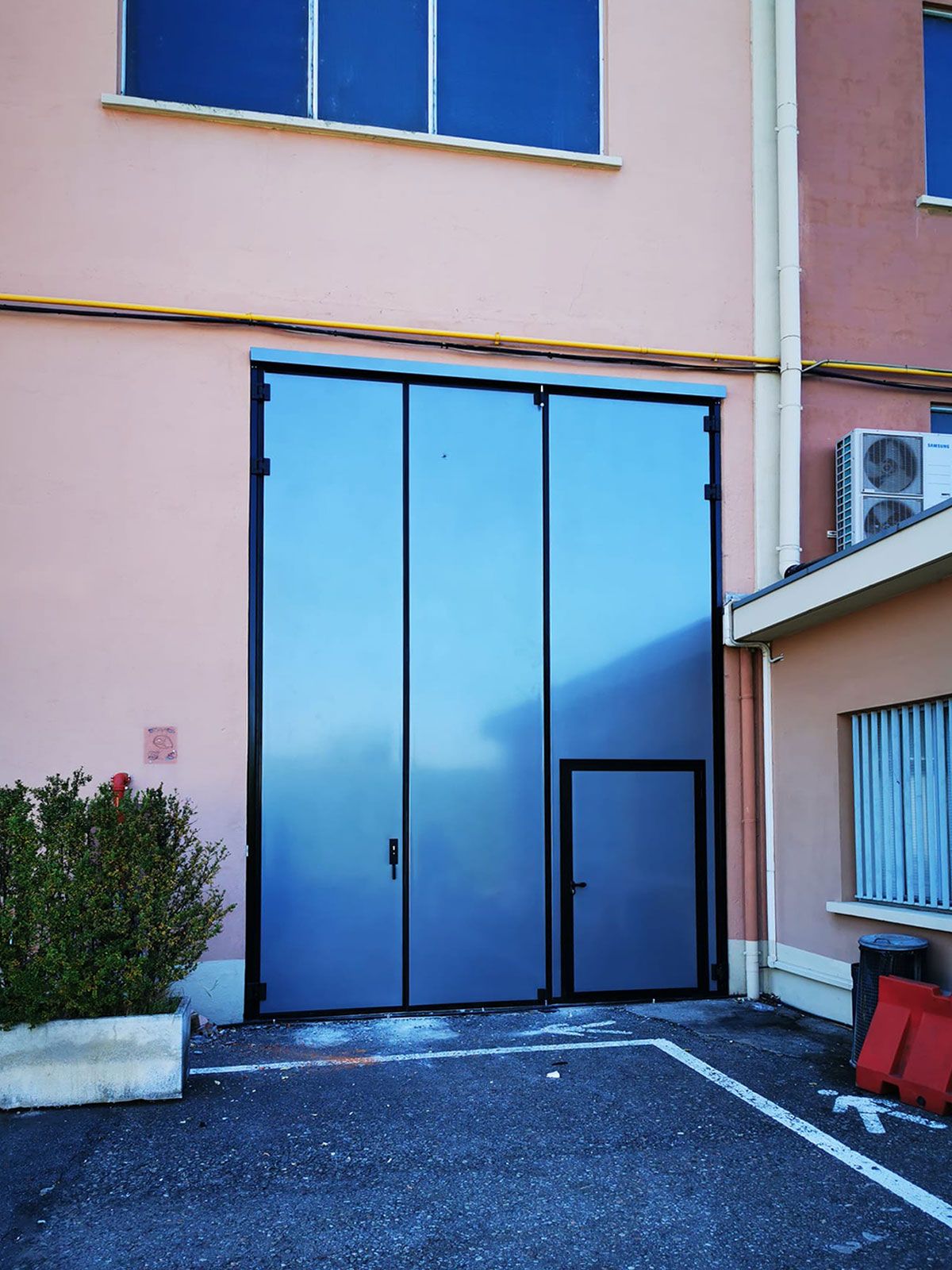 Porte pliante industrielle - Panneaux rigides anti-cambriolage - Hermétique et sécurisée_9