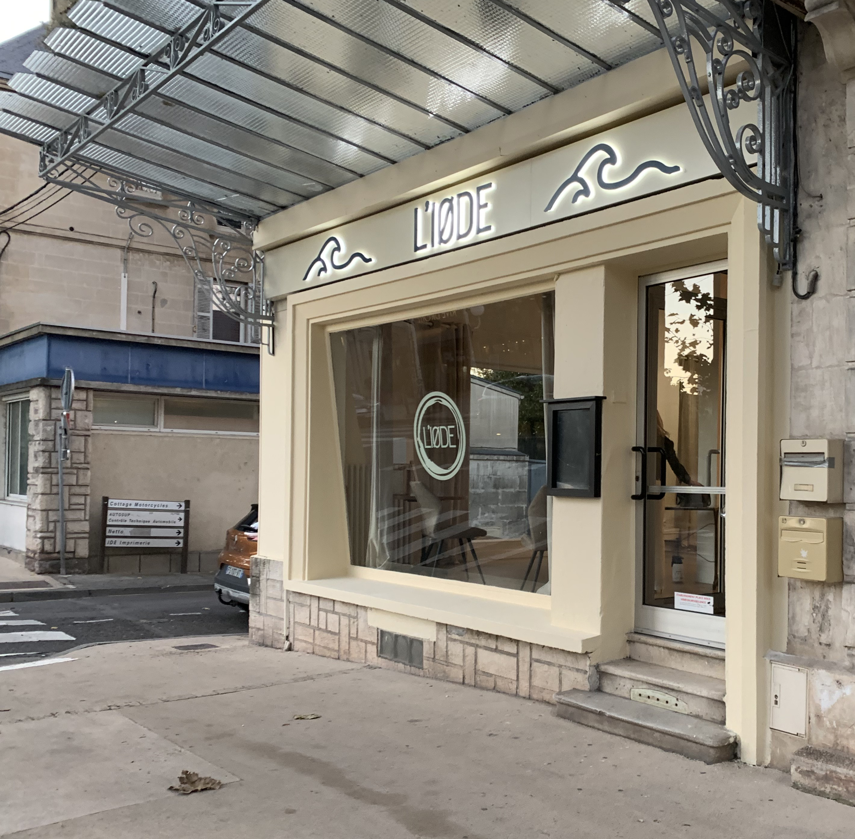 Enseigne lumineuse personnalisée pour une visibilité de jour comme de nuit - OUEST ENSEIGNES_9