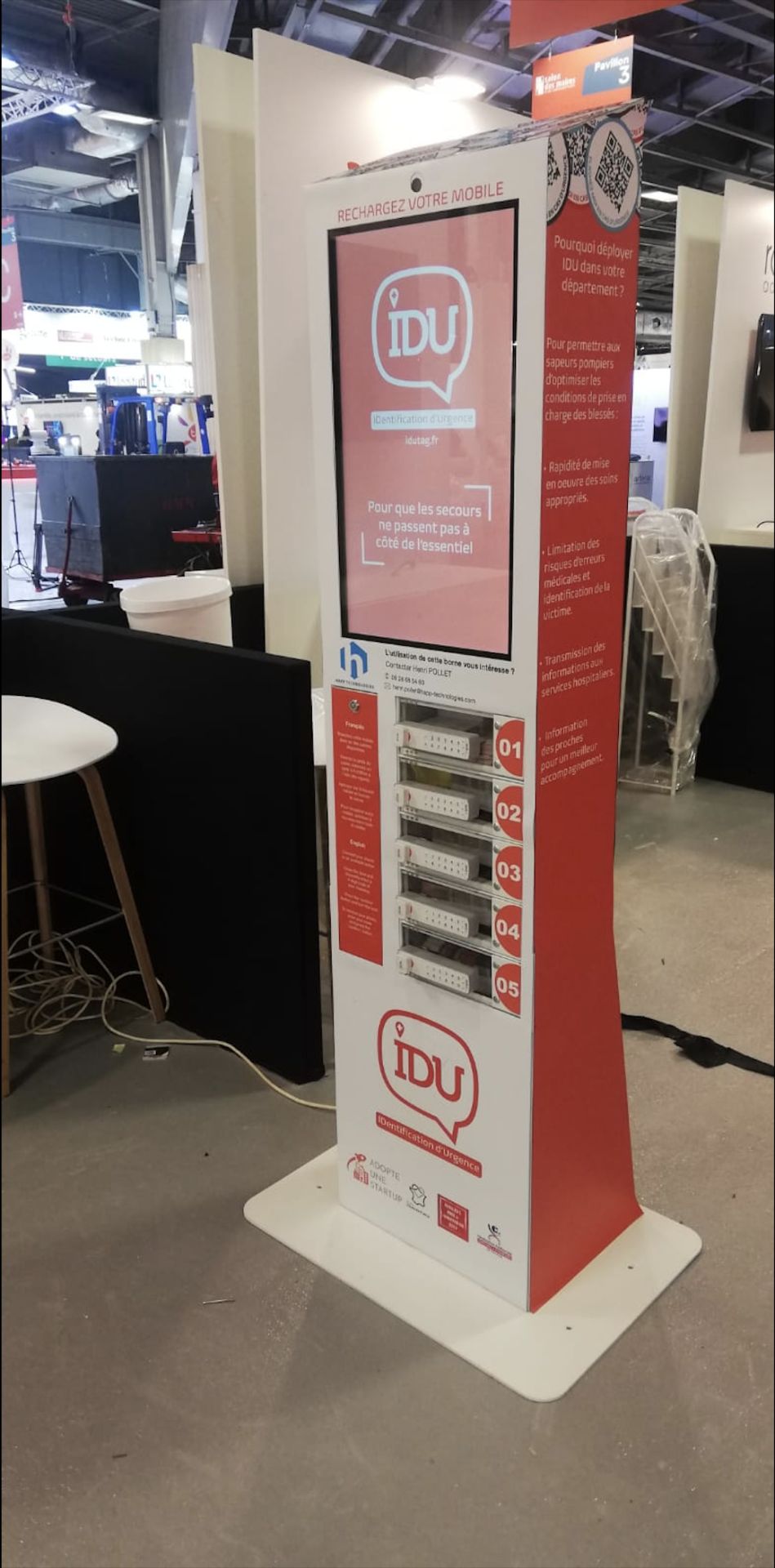 Borne de rechargement interactive connectée - 5 casiers sécurisés, écran tactile 27’’ - Câbles Lightning, Micro-USB, USB-C_0