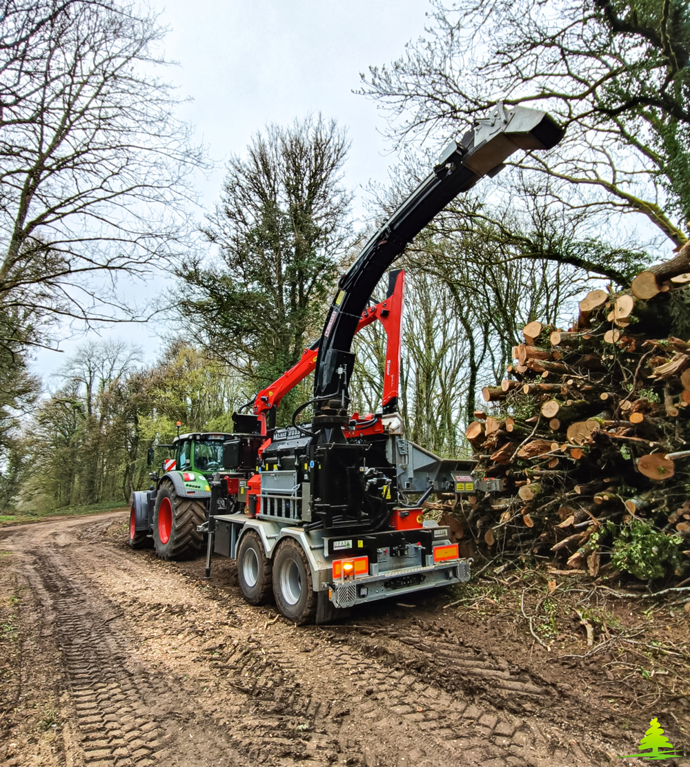 Broyeur de branches avec équipements électriques pour tracteur