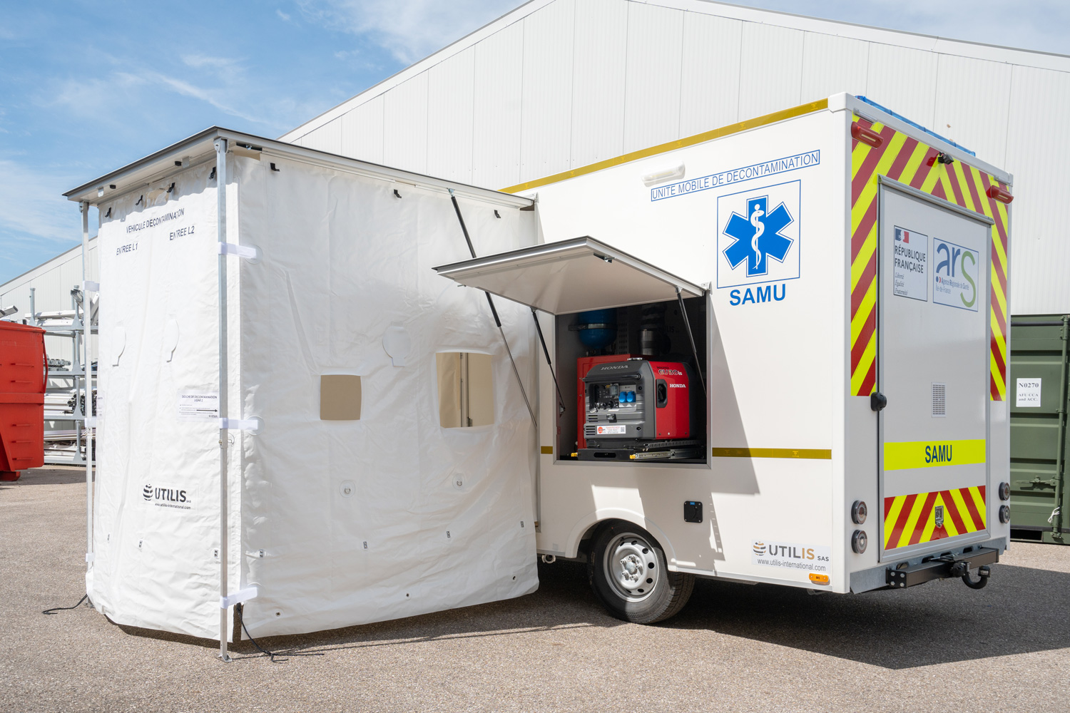 Véhicule de décontamination avec compartiment logistique et compartiment douche - Sur mesure - DECONROAD_9