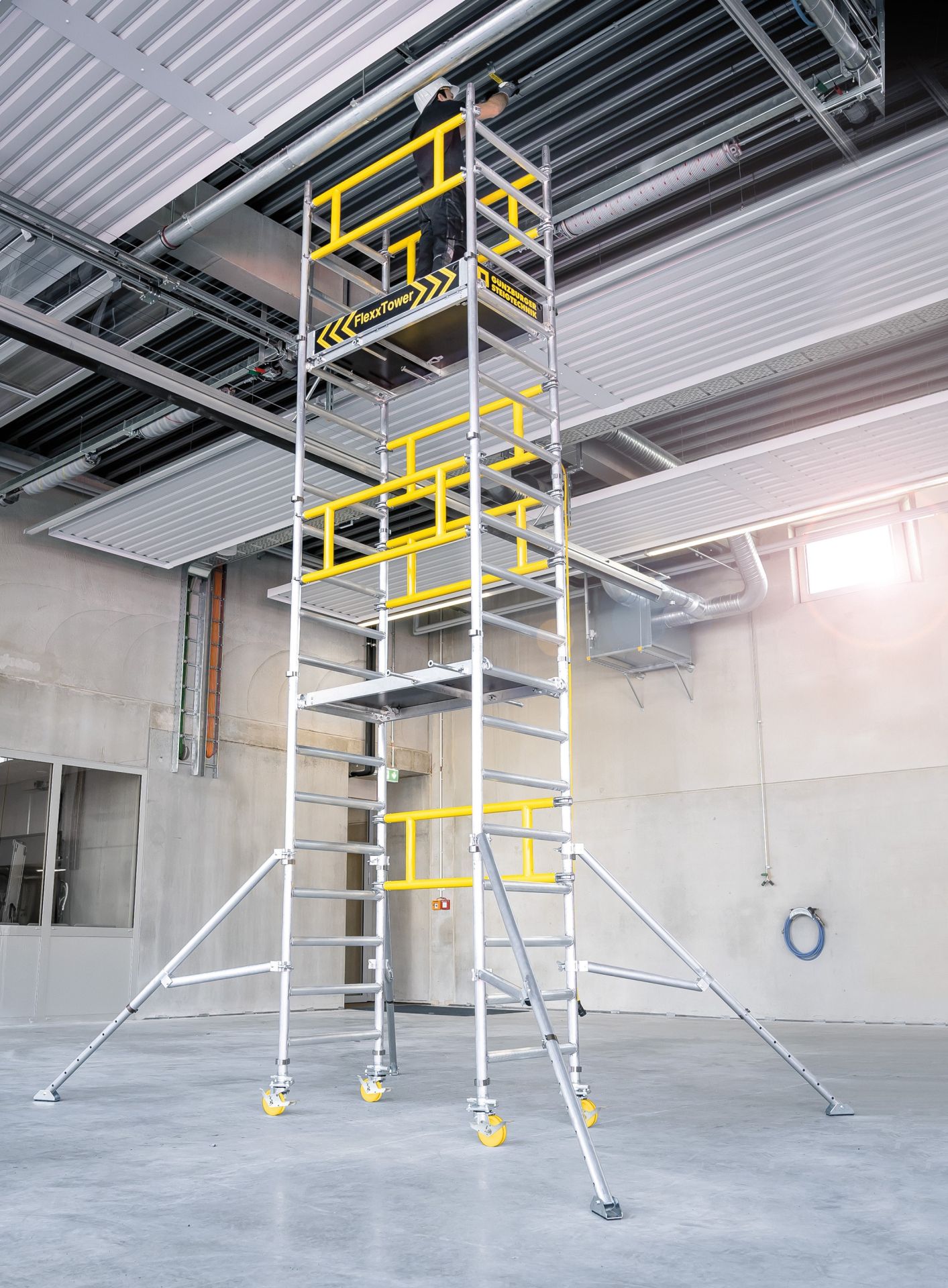 Échafaudage roulant avec stabilisateurs rabattables pour une flexibilité accrue