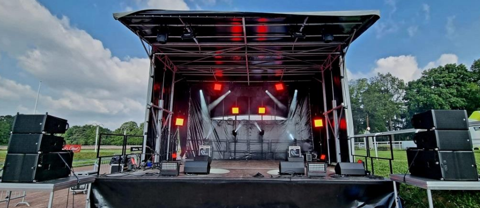 Podium passe partout 48 m² avec kit de bâche - EMS Stage 48_9