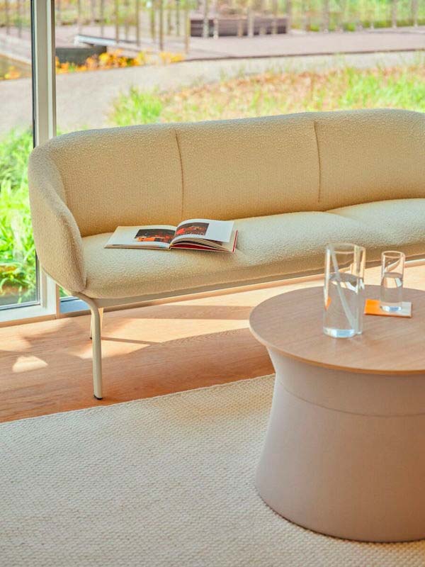 Table basse design, élégante, pratique et personnalisée, résistante pour vos collaborateurs et visiteurs_9