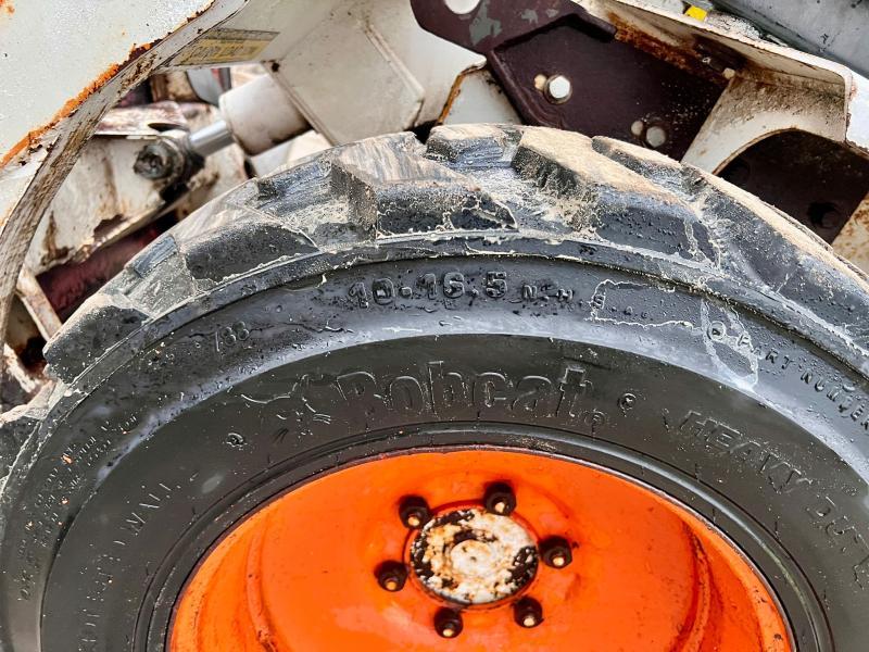 Bobcat 643 Mini-chargeur avec balayeuse et godet_9