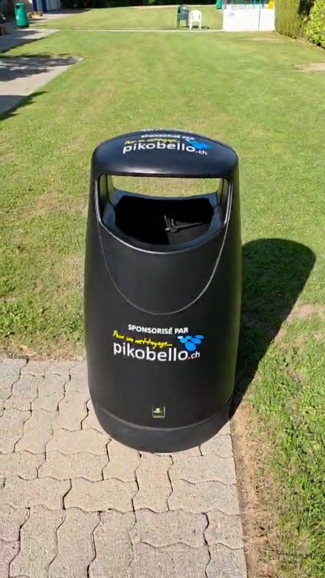 Poubelle publique en polyéthylène moulé - plastique recyclé - 90L - verrouillage clé triangulaire - nombreuses couleurs disponibles_9