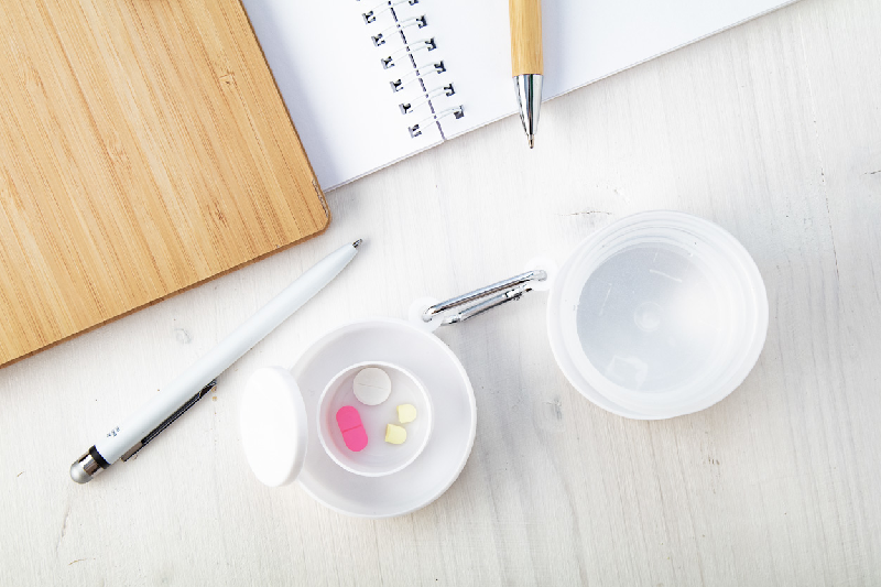 Mug pliable en plastique - avec pilulier et mousqueton - 220 ml - couleur blanc_9