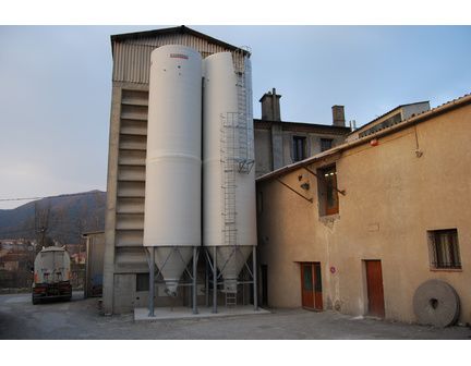 Silo à grande capacité adapté aux environnements alimentaires et industriels