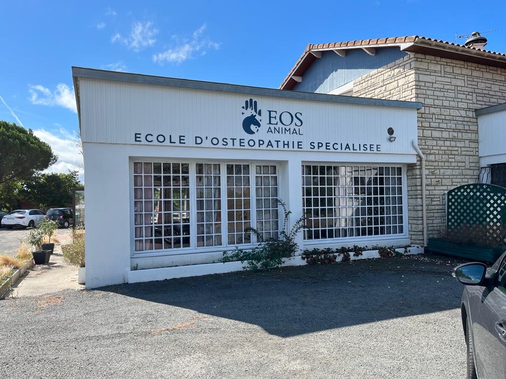 Enseigne en lettres découpées sur mesure, pour donner du relief et améliorer la lisibilité de votre marque - OUEST ENSEIGNES_9