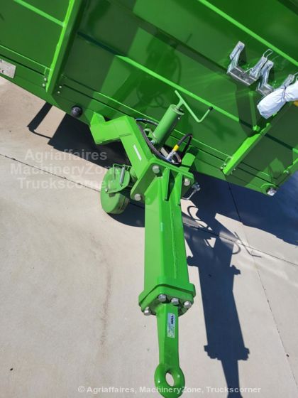 Bétaillère Pronar T046 - caisse de chargement avec ridelles en contreplaqué vissées et équipements robustes_9