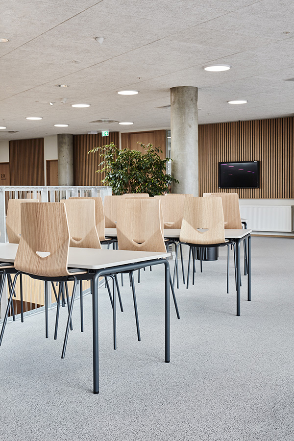 Chaise empilable Fourcast2® Line - dossier flexible en V, 8 couleurs disponibles, patins en téflon_9