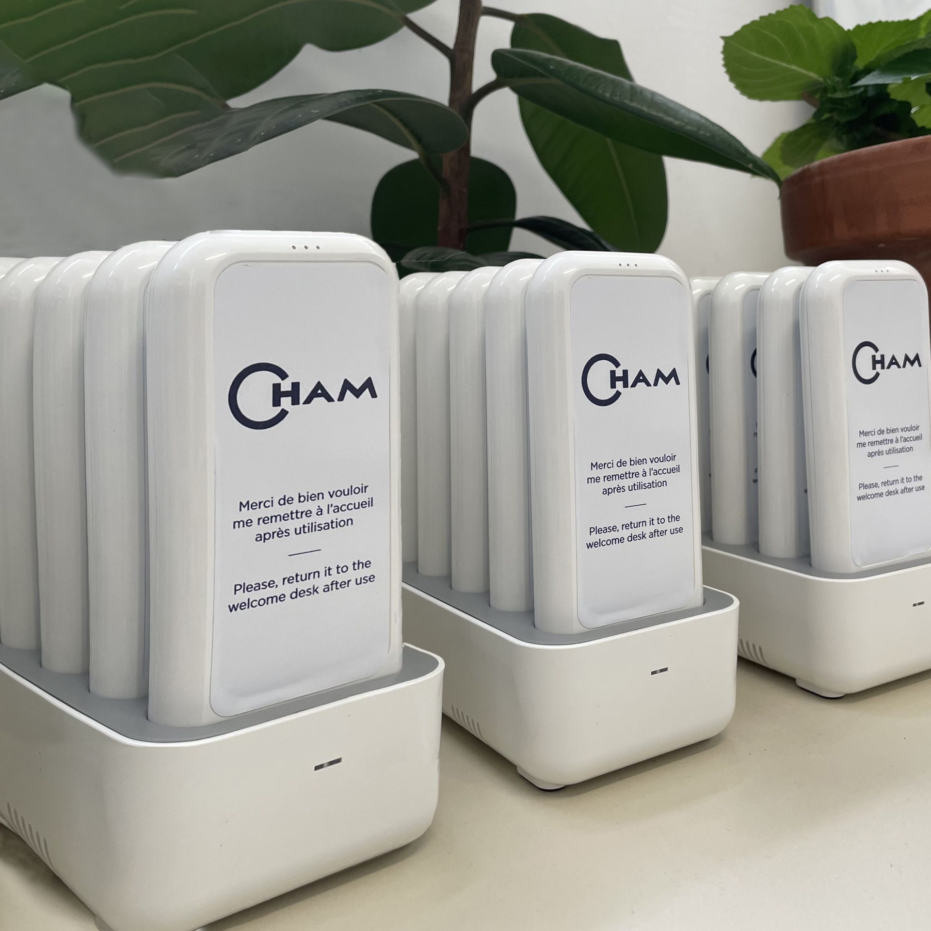 Station chargeur téléphone Blues Ergo - 5 batteries portatives avec câbles tridents (Lightning, Micro-USB, USB-C)_0