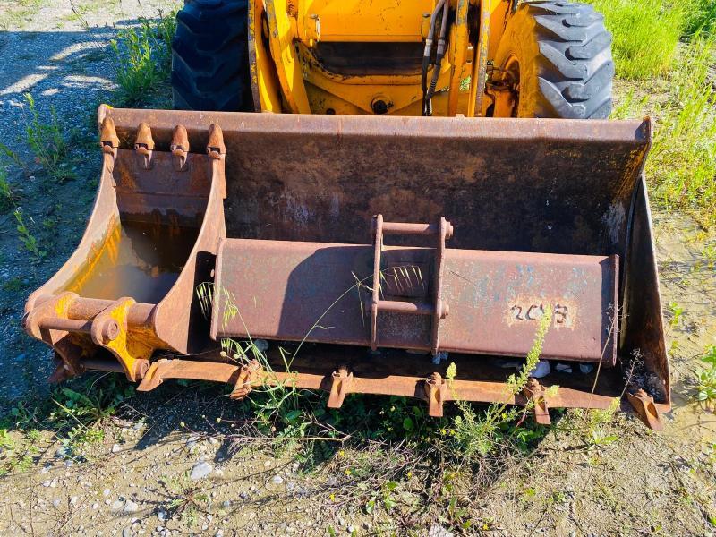 JCB 2CX avec godet terrassement de 60 cm