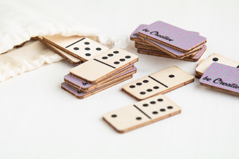 Dominos sur mesure en contreplaqué de bouleau - 28 tuiles avec impression couleur et étui en coton_9
