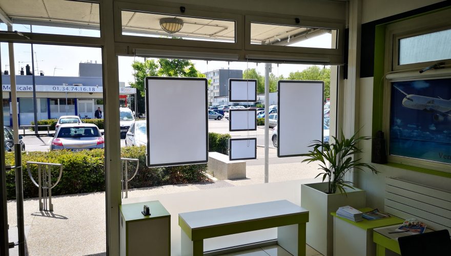 Porte-affiches personnalisables et durables - Matériaux résistants et adaptés à tous les budgets_9