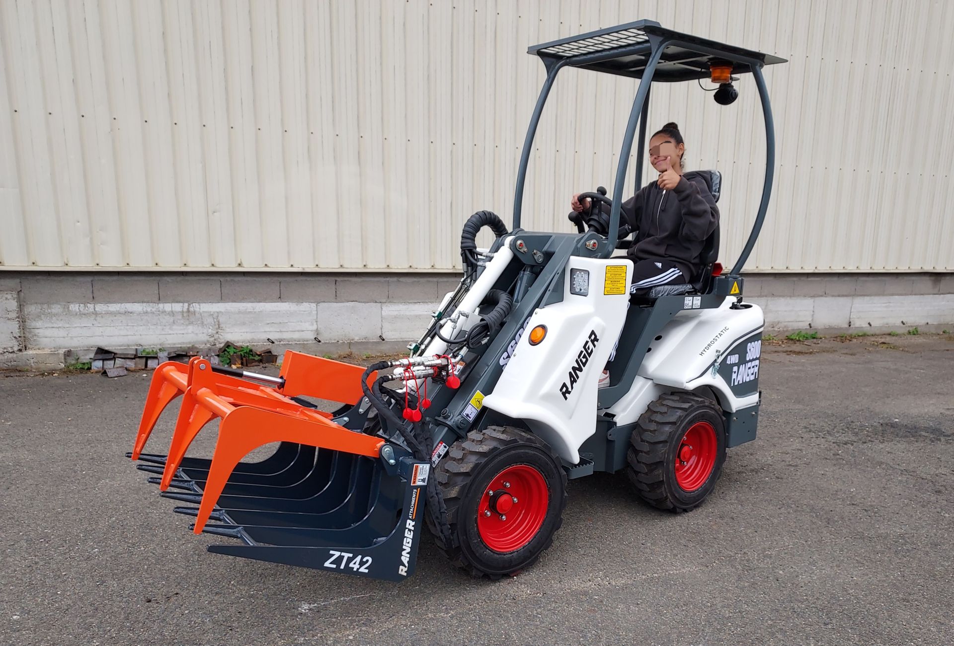 Chargeuse compacte avec boule d'attelage et sécurité hydraulique