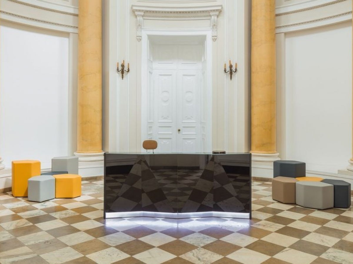 Banque d'accueil verre et lumière aux lignes épurées - ALPA_9