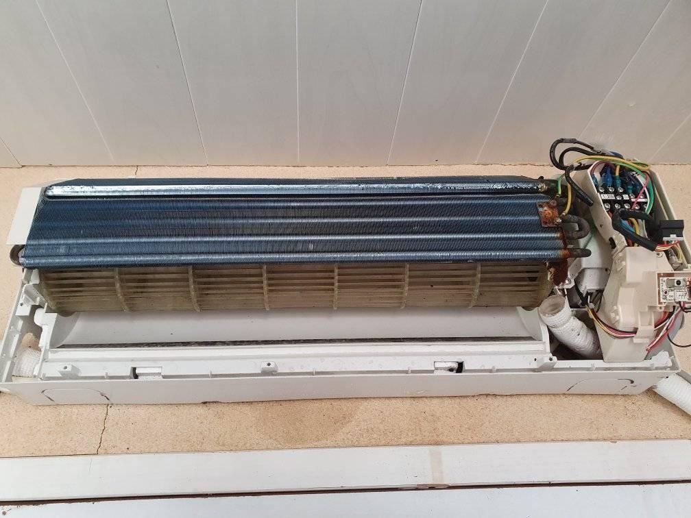 Appareil de nettoyage vapeur pour bacs à condensats de climatiseurs