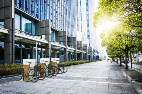 Range vélo adapté à un usage extérieur avec options de recharge multiples