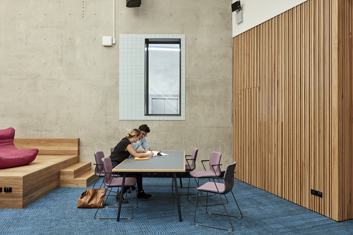 Chaise empilable avec dossier flexible, forme organique et patins en téflon - Four®Sure 44_9