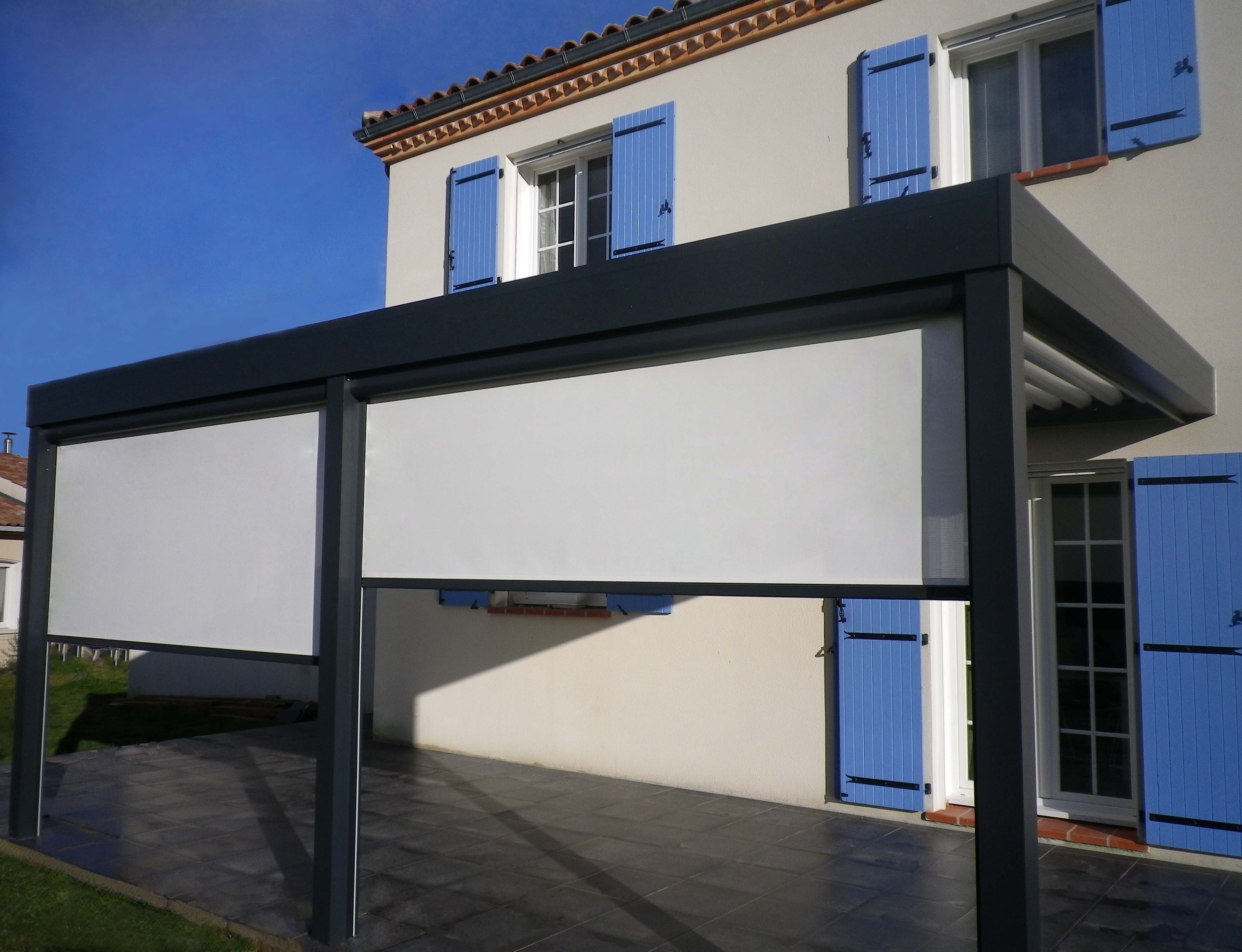 Pergola bioclimatique idéale pour terrasse d'été