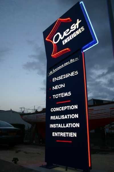Totem d'intérieur ou d'extérieur sur mesure, idéal pour les boutiques - OUEST ENSEIGNES_9