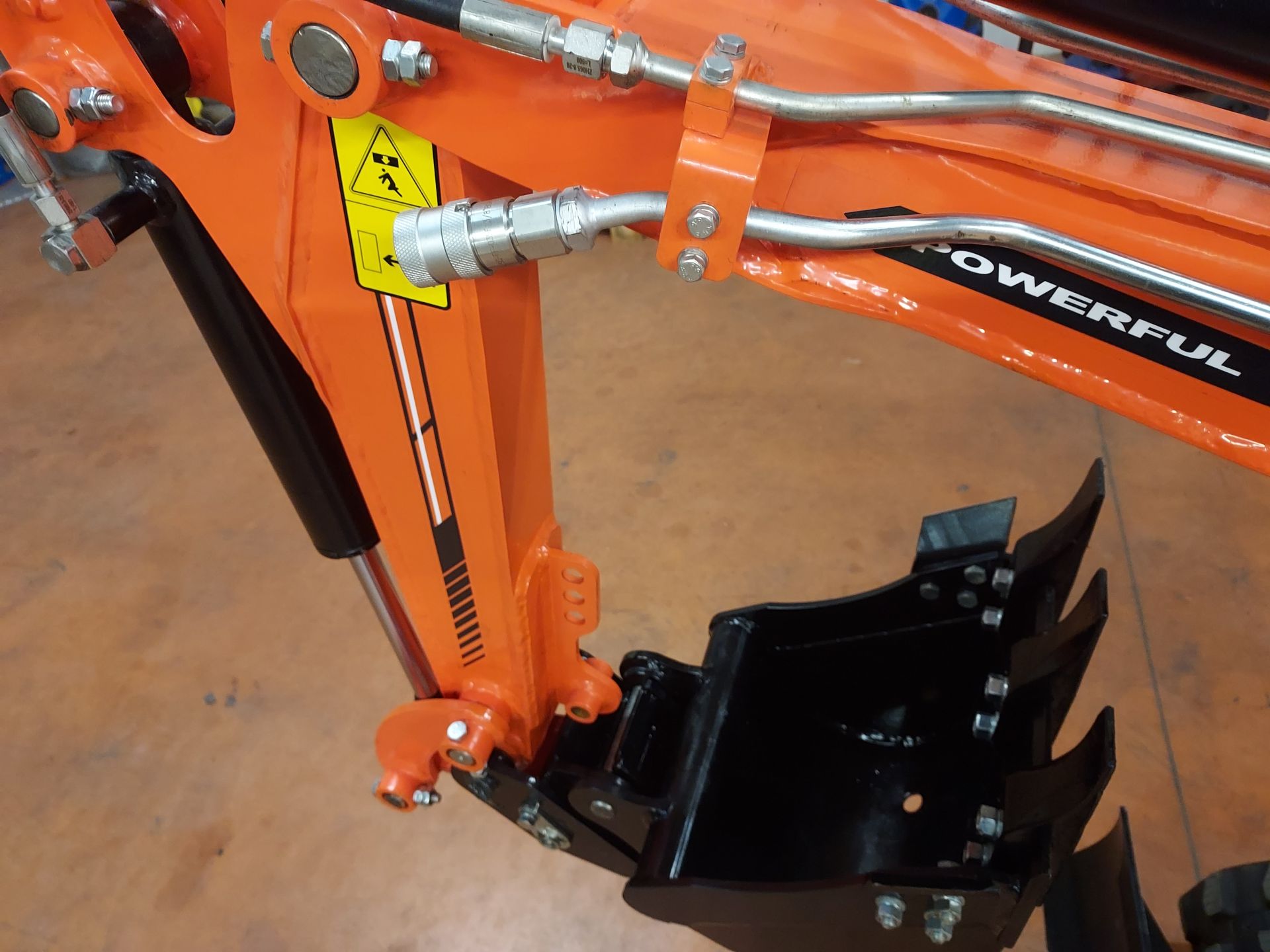 Mini-pelle avec bras orientable et multifonction