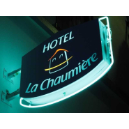 Enseigne drapeau sur mesure en plexi ou aluminium, avec système d'éclairage intégré - OUEST ENSEIGNES_9