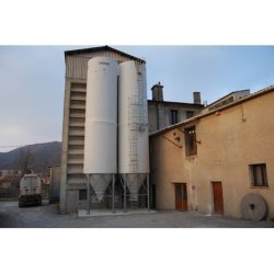 Silo industrie sur pieds droits avec un capteur connecté SiloMetric, capacité jusqu'à 200 m3 - ROUSSEAU