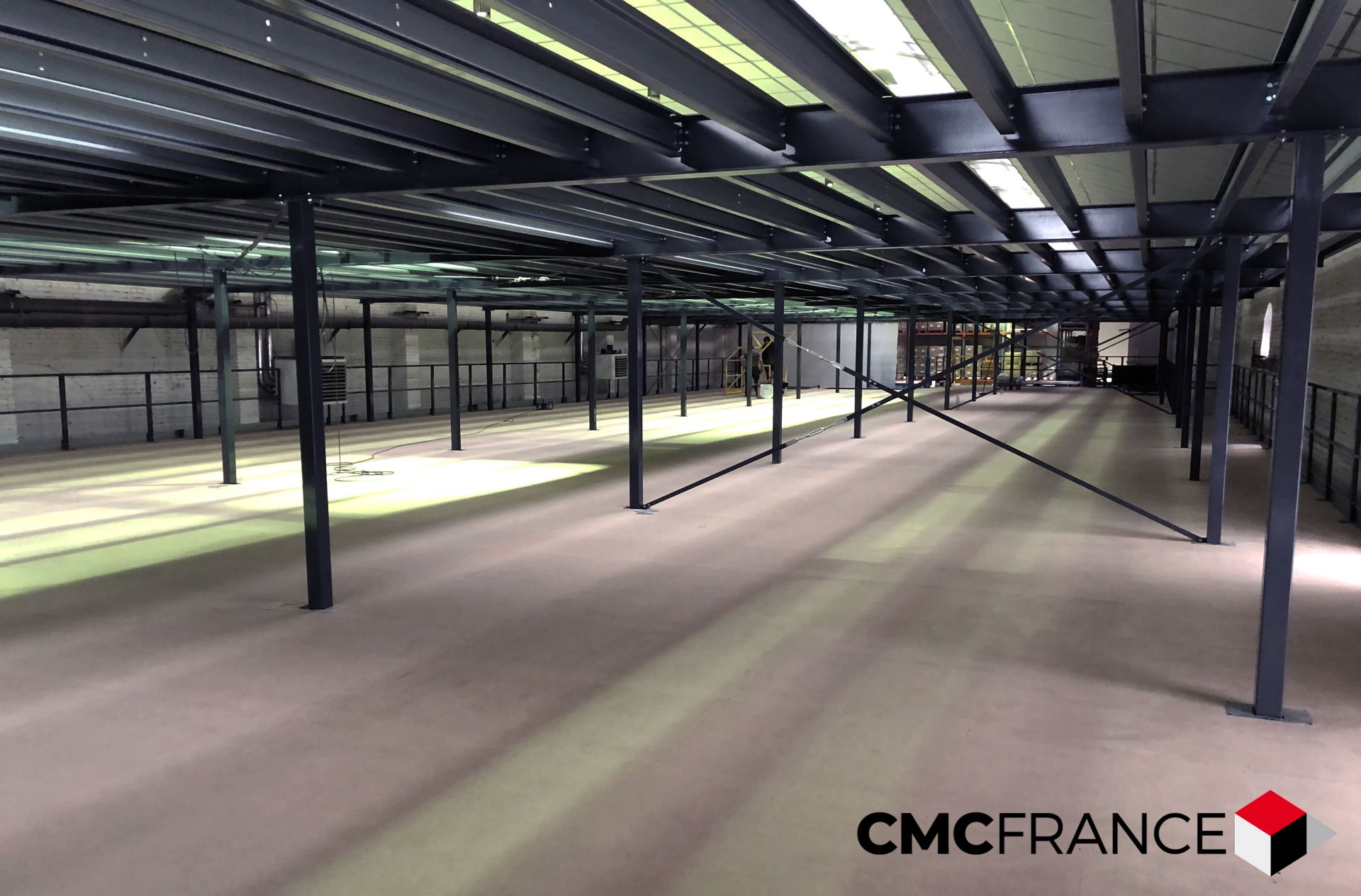 Mezzanine industrielle économique et résistante - Sur mesure par CMC France - Optimise zones de travail et stockage_1
