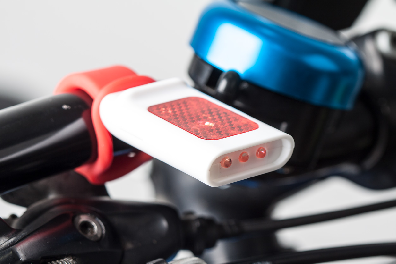 Lampe flash - 4 LED avec réflecteur et bracelet en silicone - Livrée avec piles boutons_1