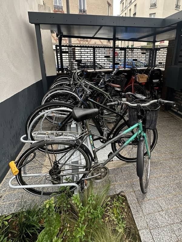 Support vélos autoportant avec longrine pour étanchéité de la dalle