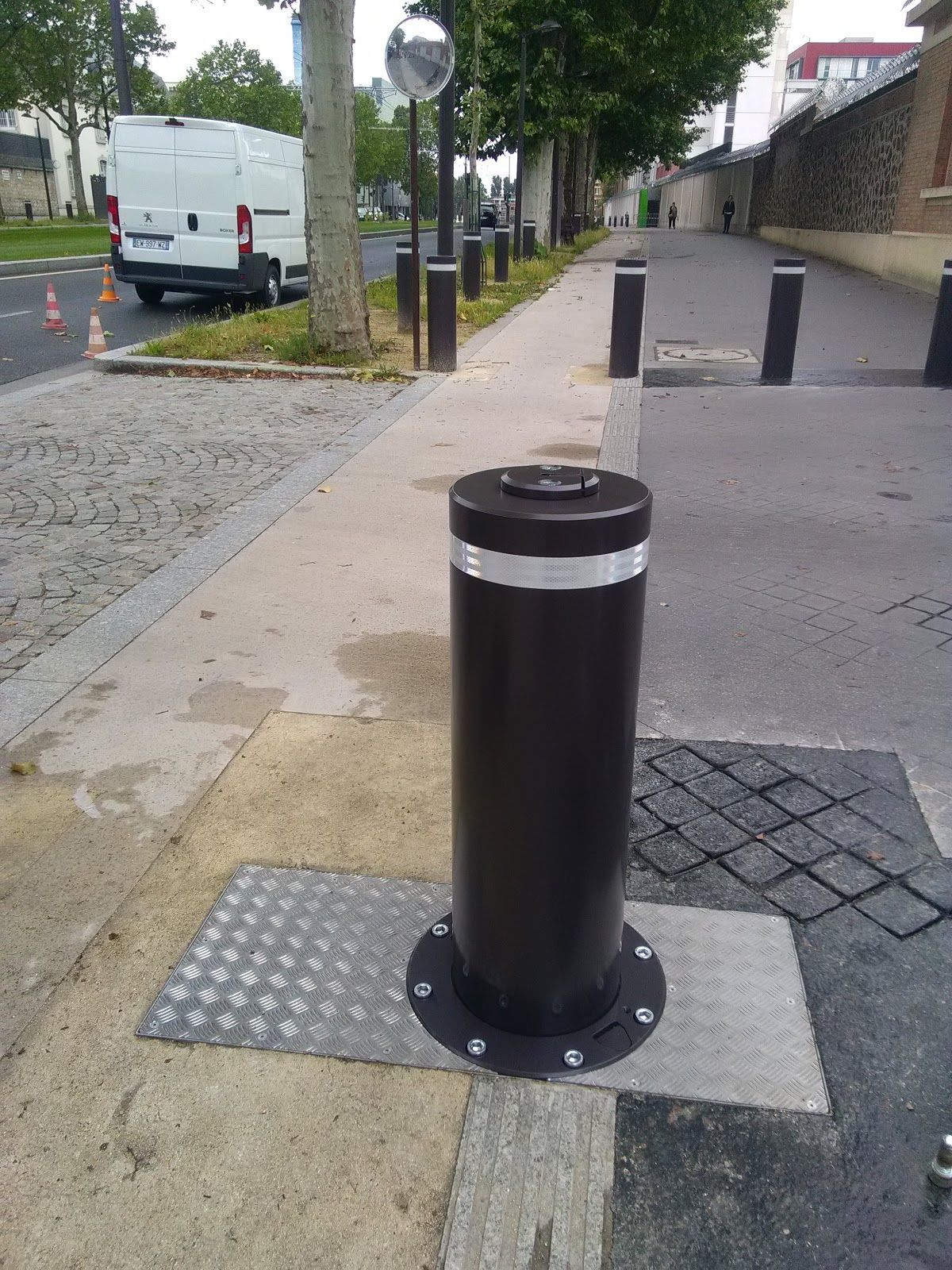 Borne escamotable semi-automatique en acier - Sécurité maximale contre véhicules béliers - DEFENDOR 50 AMOV - Citinnov_1