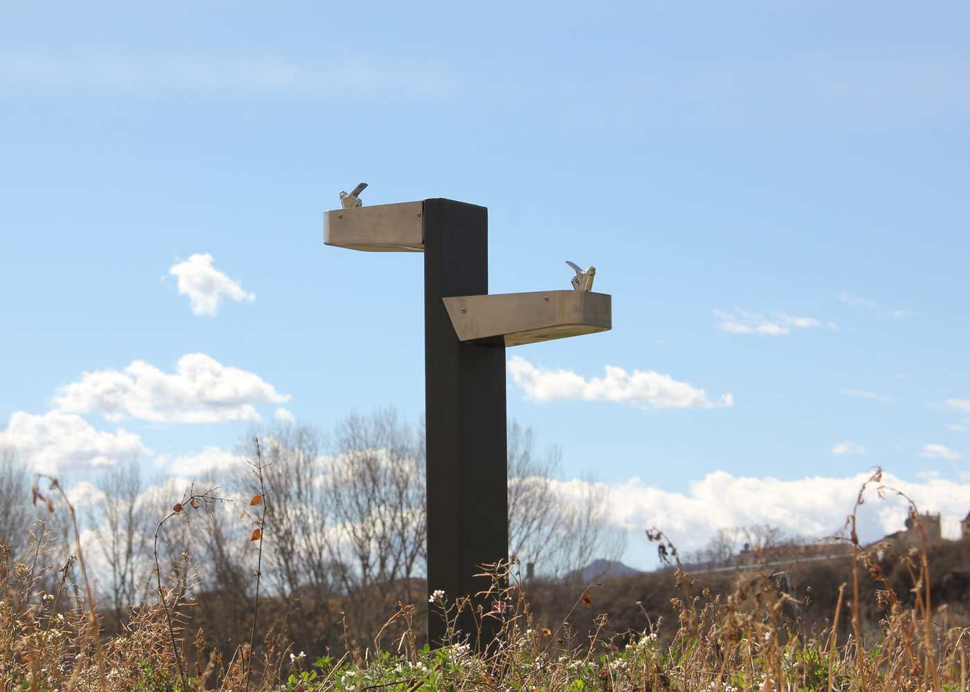 Fontaine en acier avec traitement anticorrosion Ferrus et finition grise martelée