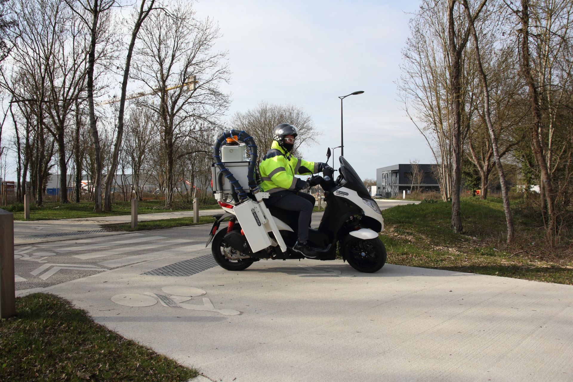 Rc300 scooter 3 roues ramassage dejections canines_1