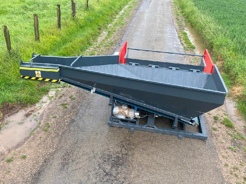 Équipement vide-palox avec trémie à tapis et déterreur final