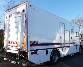 Véhicule BTP ravitailleur - Base-vie mobile et transport de matériel pour chantier_1