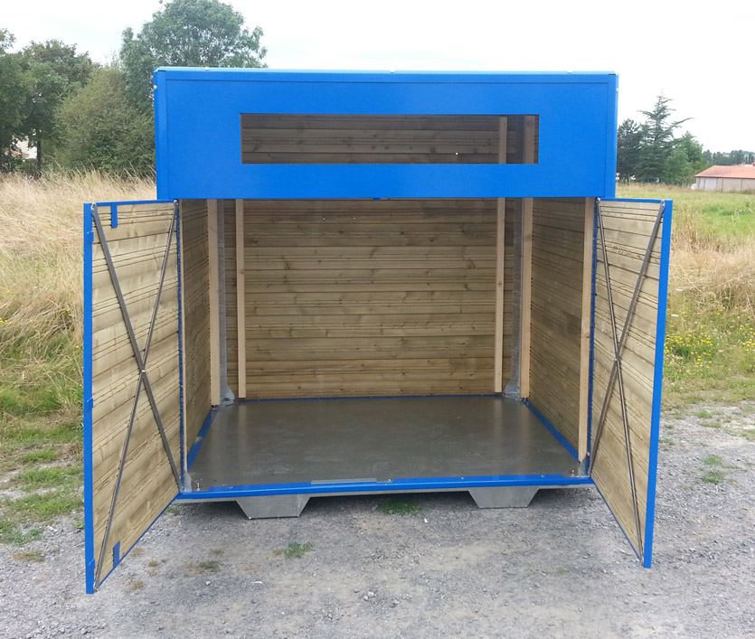 Colonne pour collecte de cartons avec habillage en pin scandinave traité autoclave