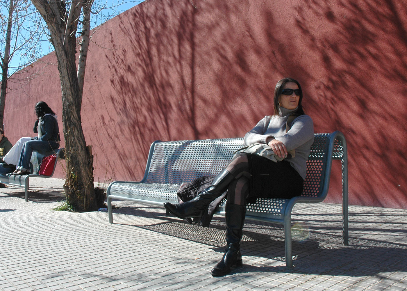 Banc public Vallès doble UM340D - piètement tubulaire Ø40 mm - assise et dossier en tôle d'acier perforé_1