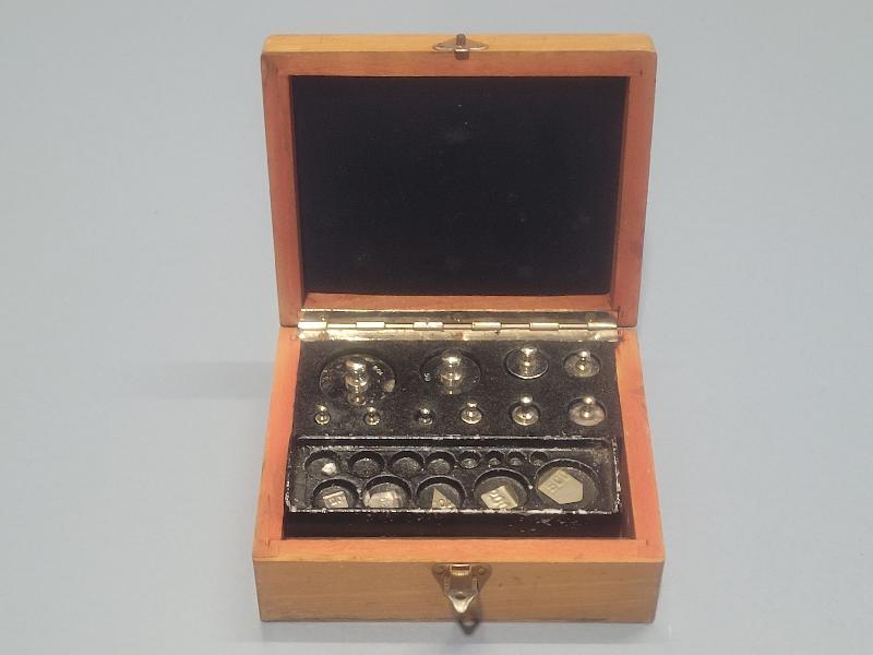 Coffret de 16 poids d'étalonnage antique / vintage de laboratoire 5mg à 100g_1