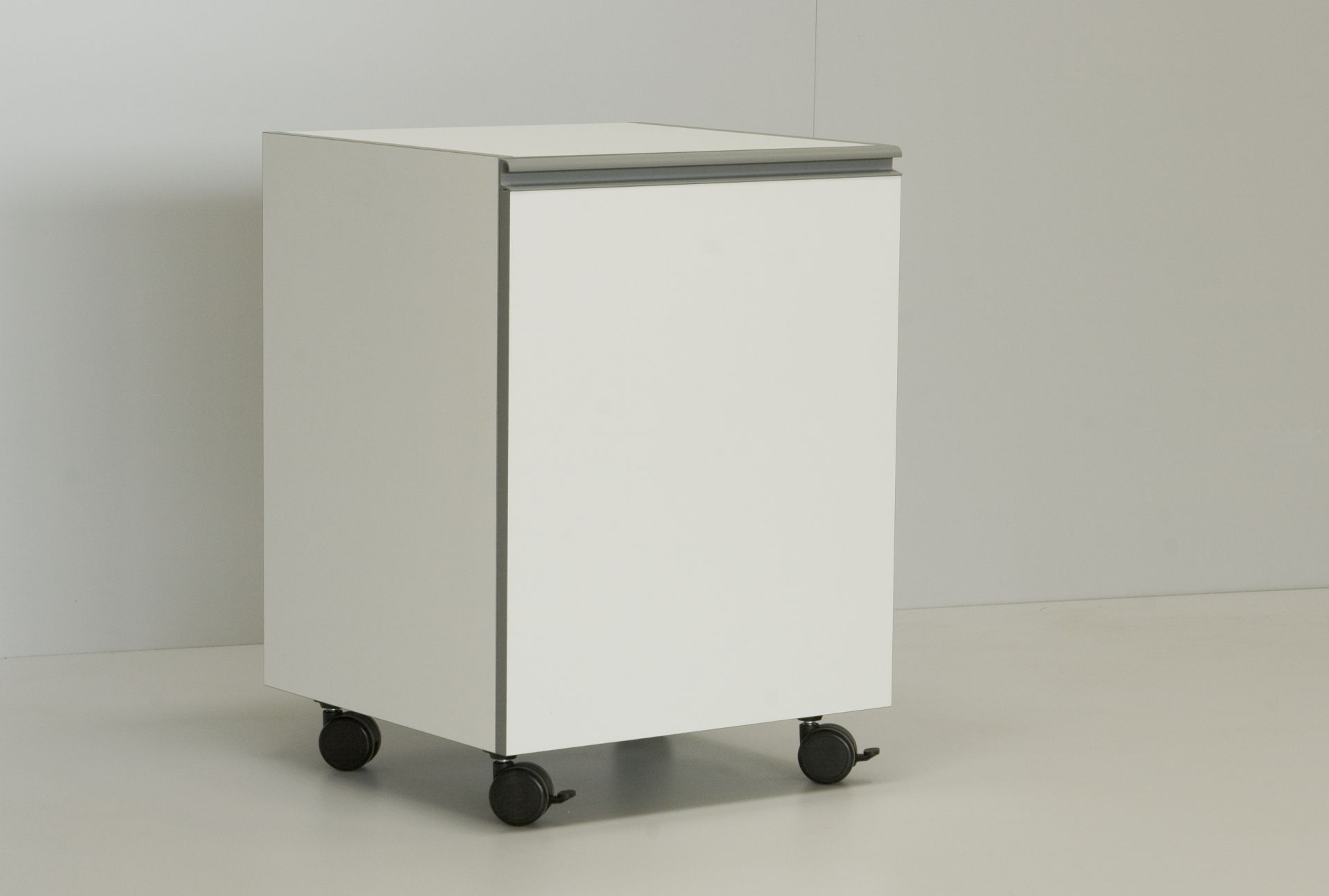 Meuble a portes sous paillasse de laboratoire_1