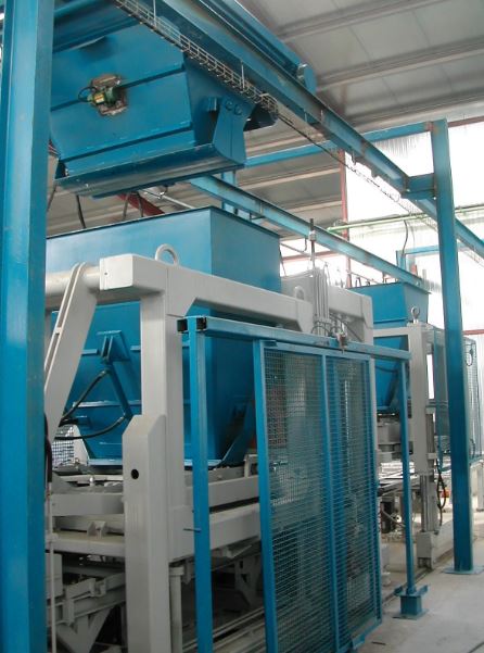 Trémie aérienne en béton - Transport rapide et propre pour machines à blocs - Stockage des agrégats_1